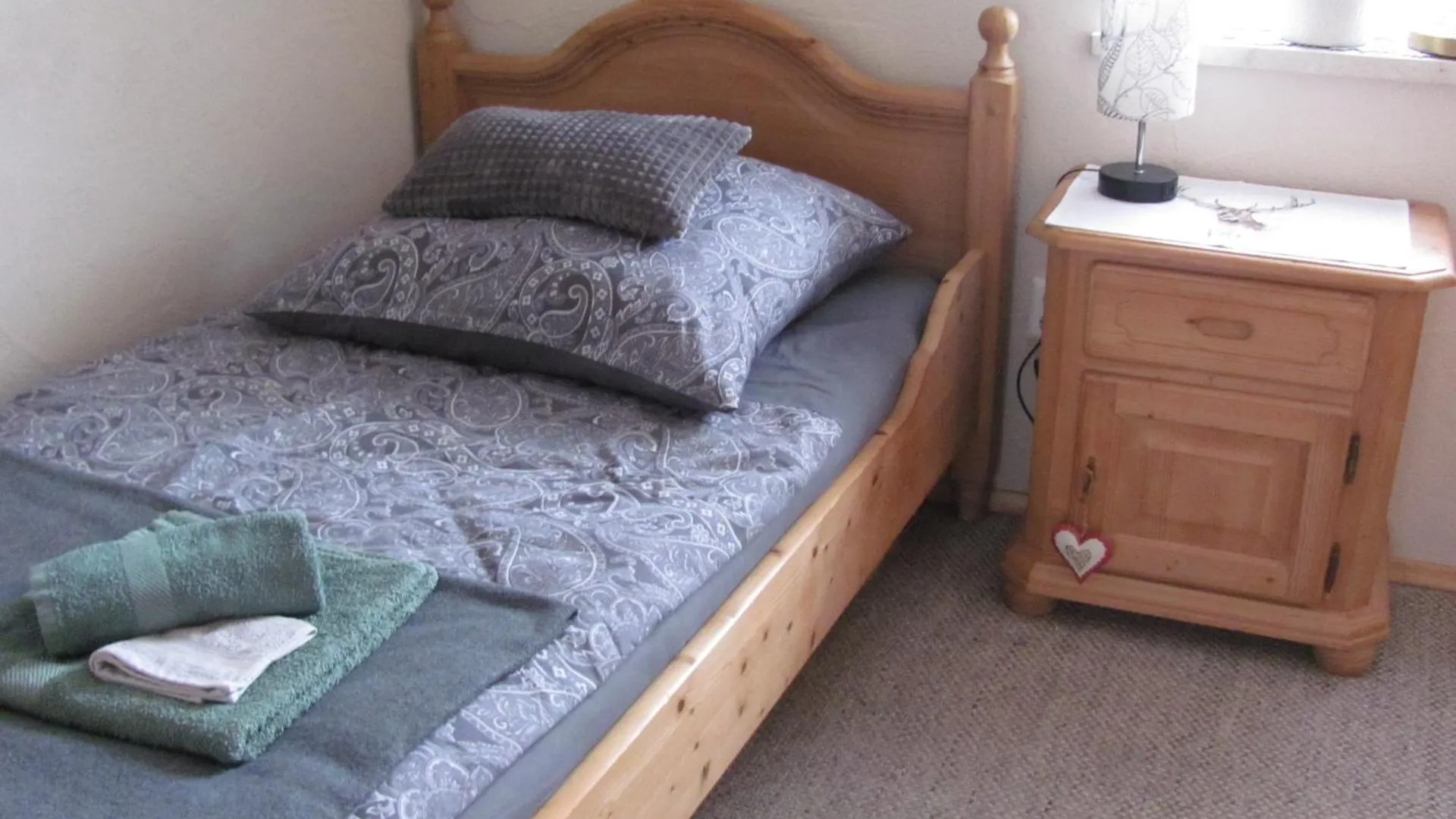 Cozy Airport Guesthouse: Twin Room with Shared Bath Trunkelsberg